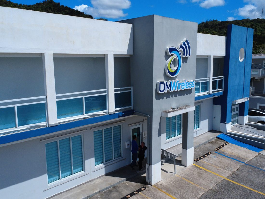 Fachada del edificio de DMwireless con el logo iluminado